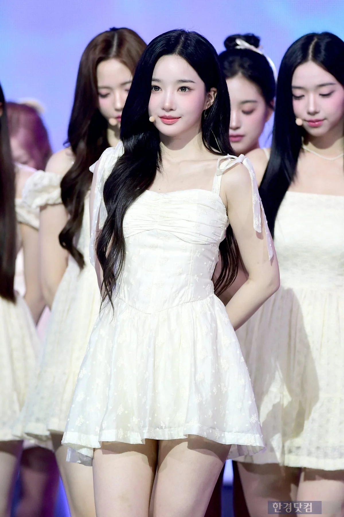 tripleS Yooyeon picture 1 of 3