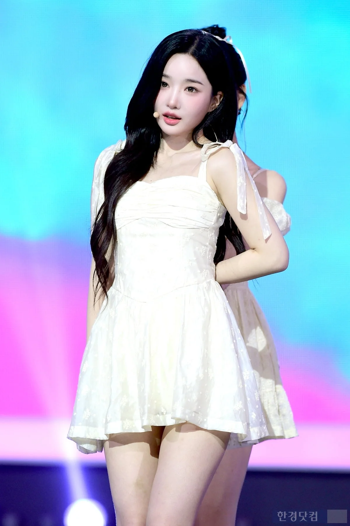 tripleS Yooyeon picture 2 of 3