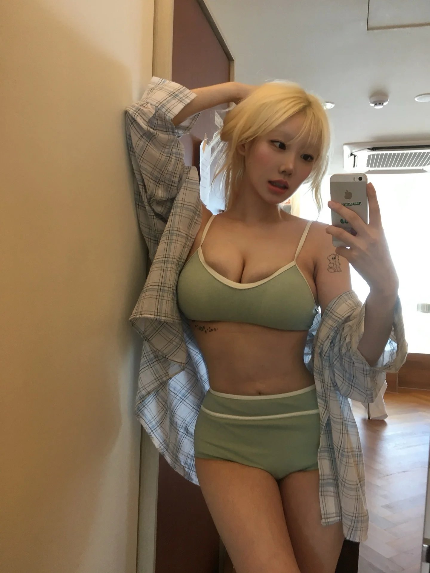 Asian blonde picture 2 of 8