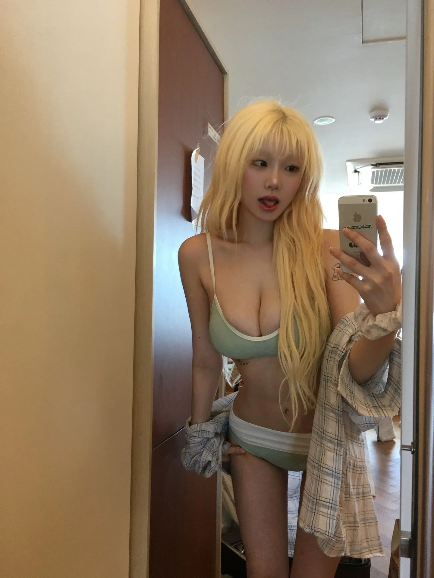 Asian blonde picture 5 of 8