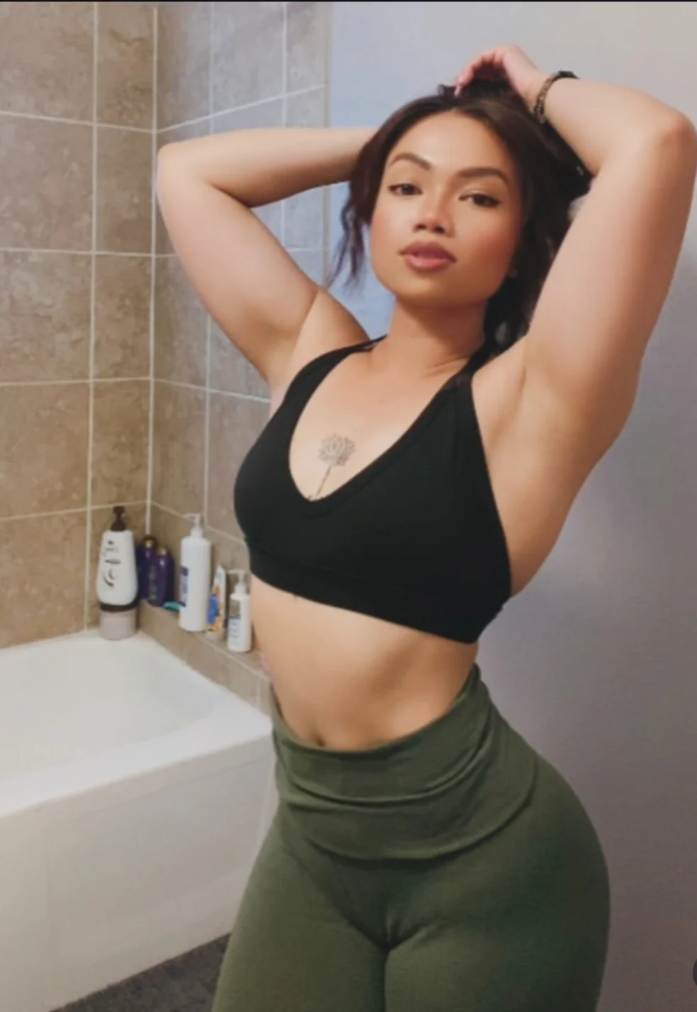 Yanah flexing follow her instagram @yanah1992 picture 2 of 2