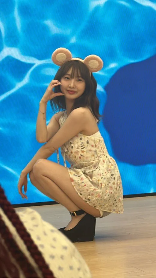 Yeojin picture 1 of 2