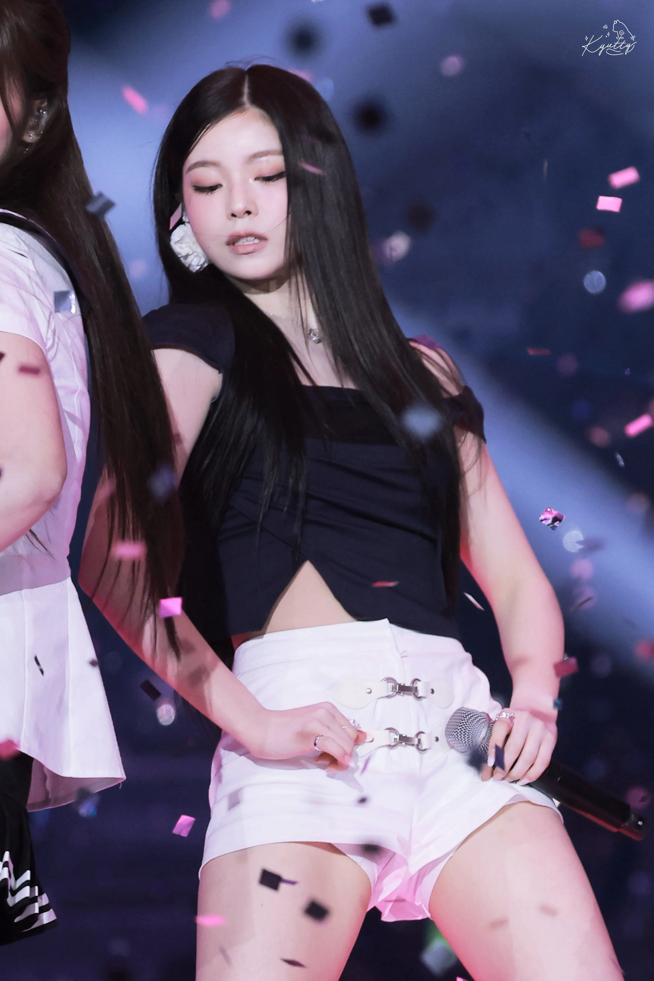 NMIXX Kyujin picture 1 of 2