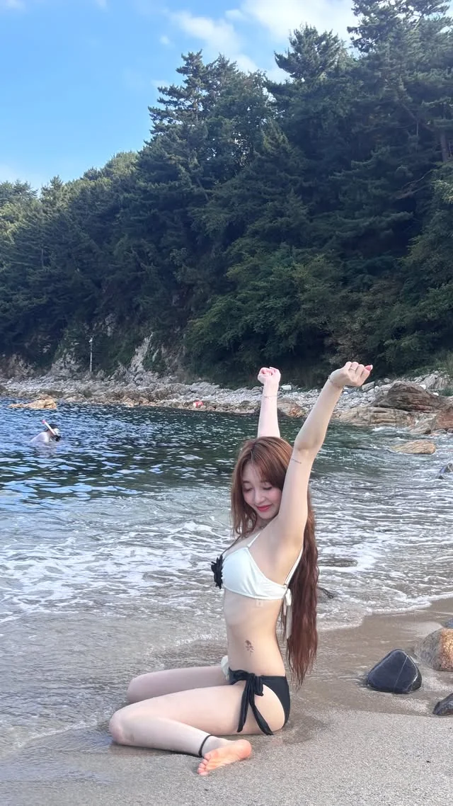 Yeojin picture 2 of 4