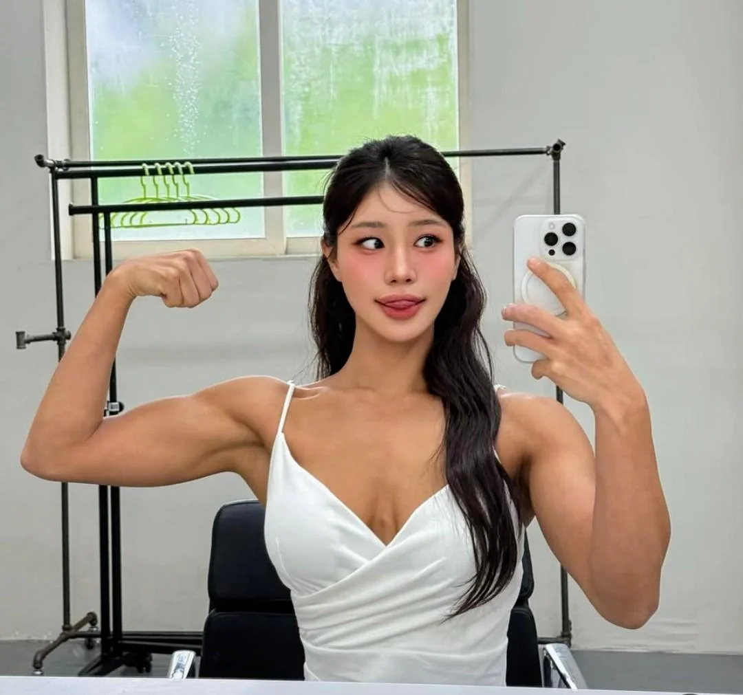 Hyeji Yoo picture 1 of 7