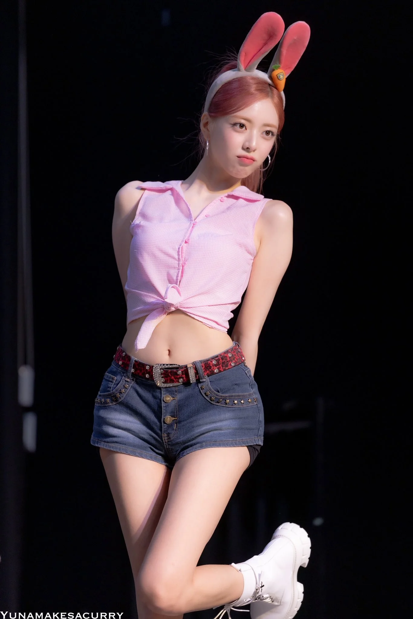ITZY Yuna picture 2 of 2