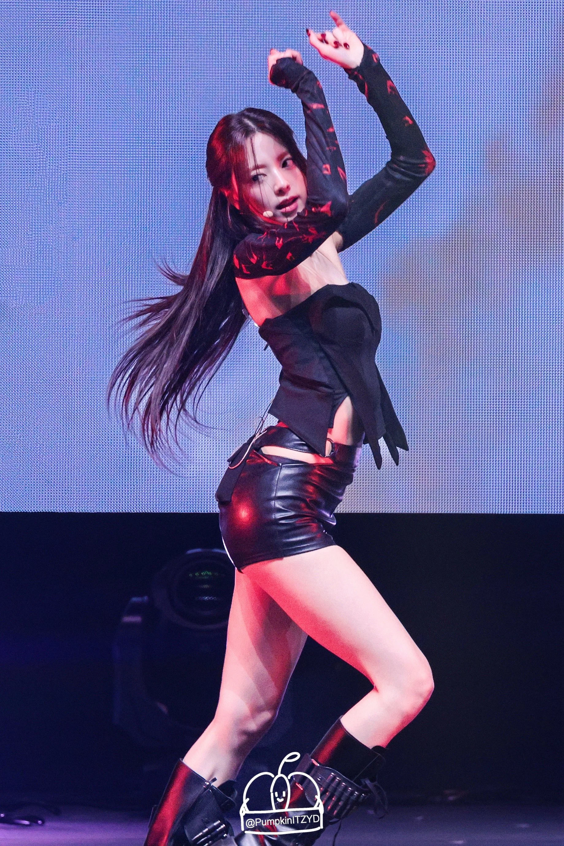 ITZY Yuna picture 2 of 4