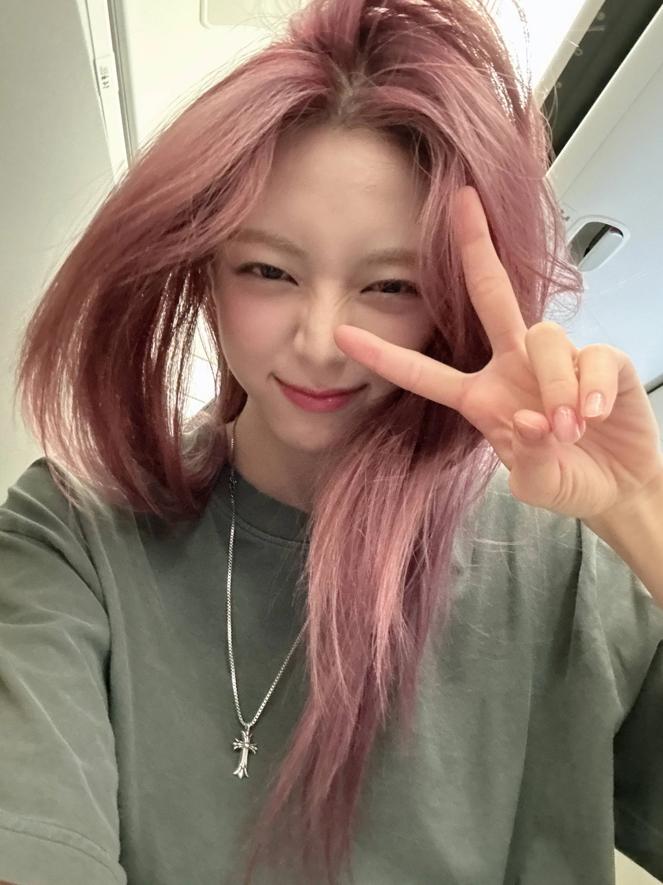 Itzy Yuna picture 1 of 2