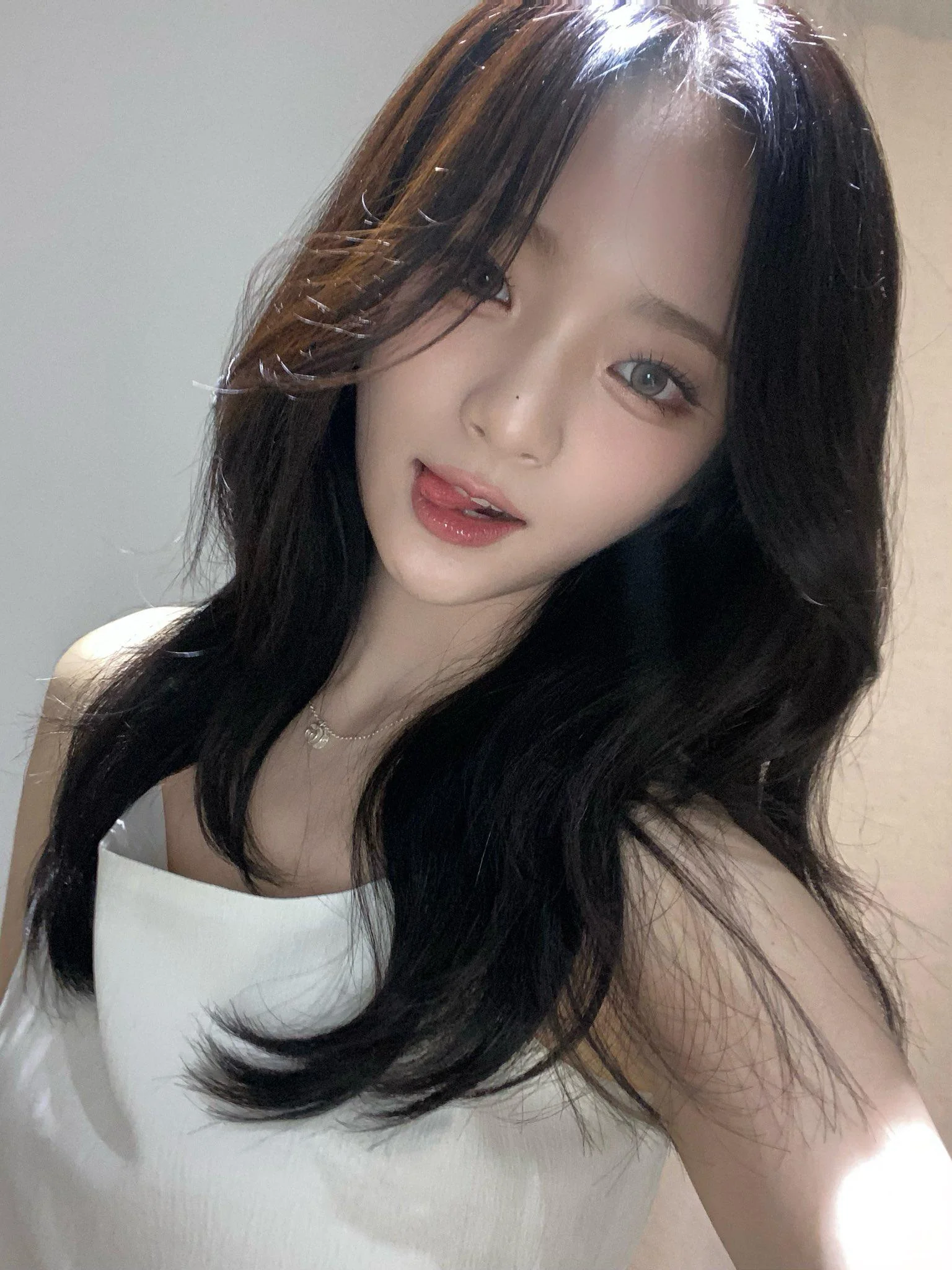 ICHILLIN' E.Ji picture 1 of 1