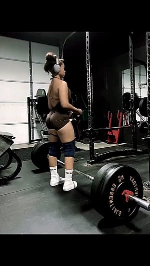 Yanah working out follow her instagram @yanah1992'