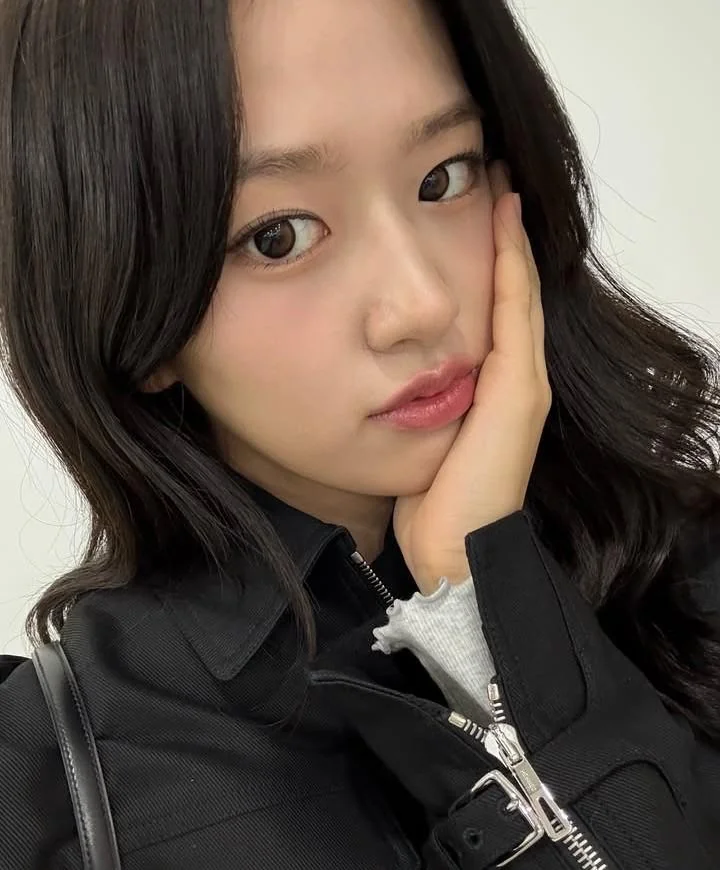 IVE - Yujin picture 1 of 1