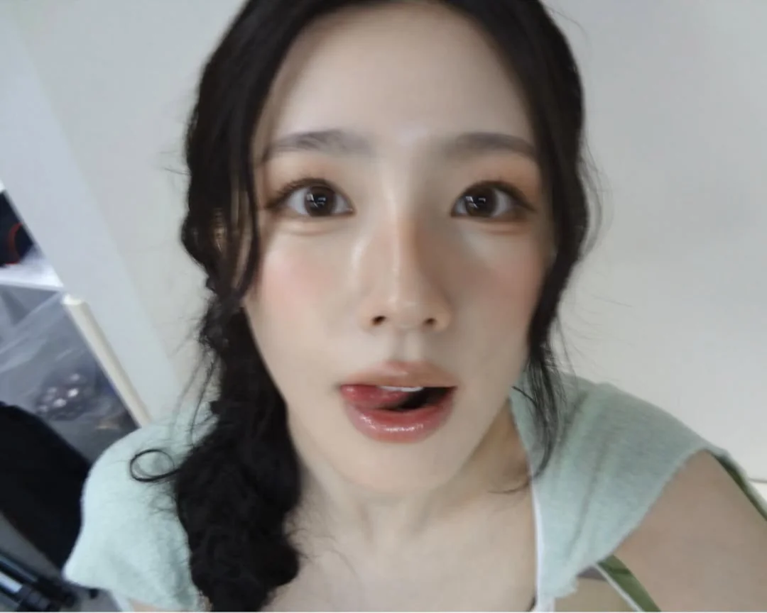 Miyeon picture 1 of 2
