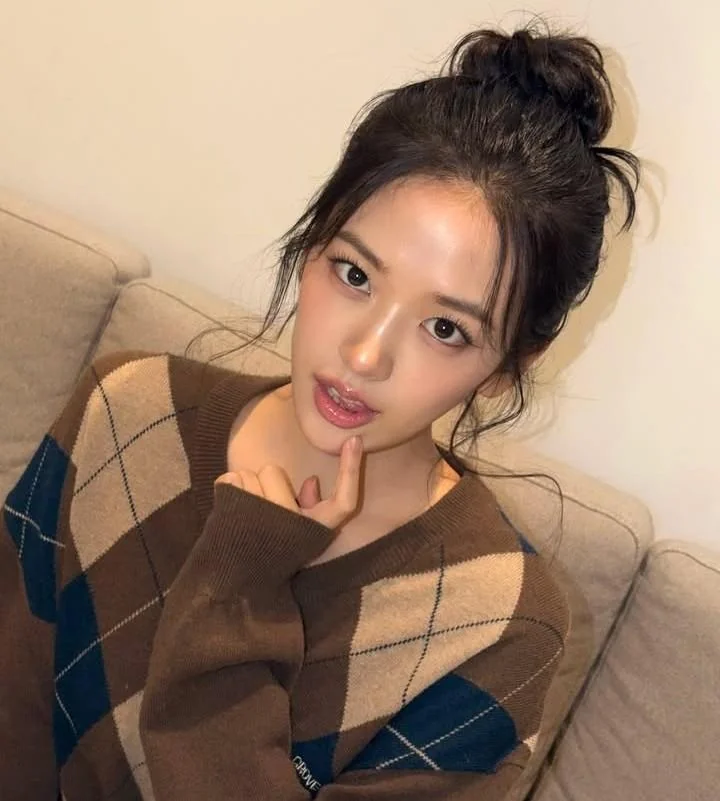 IVE - Yujin picture 2 of 2