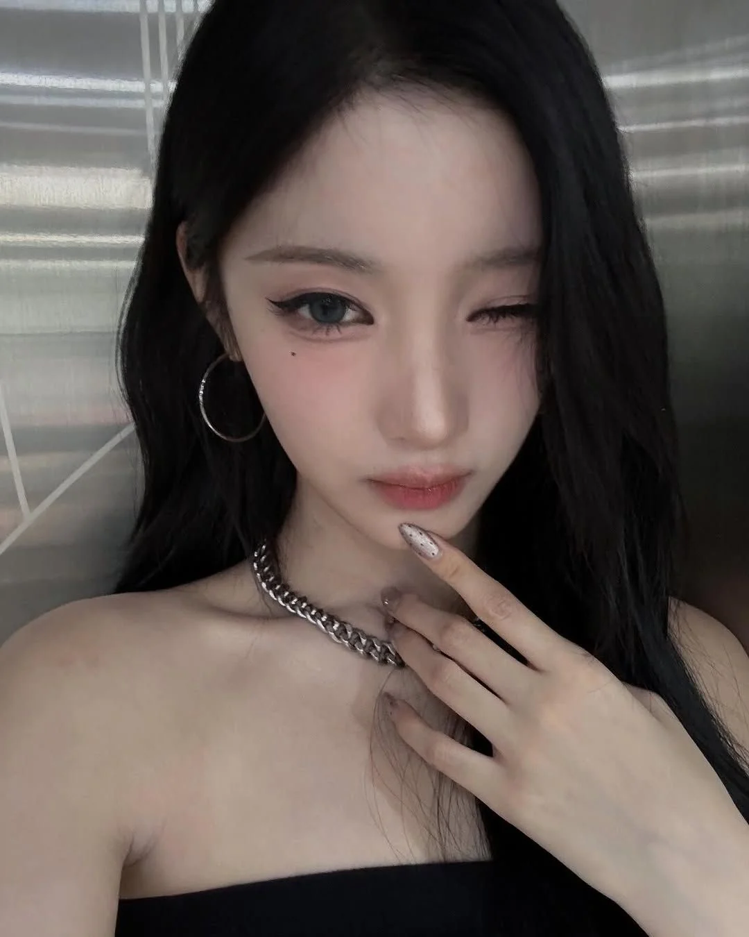 Purple Kiss Yuki picture 2 of 2