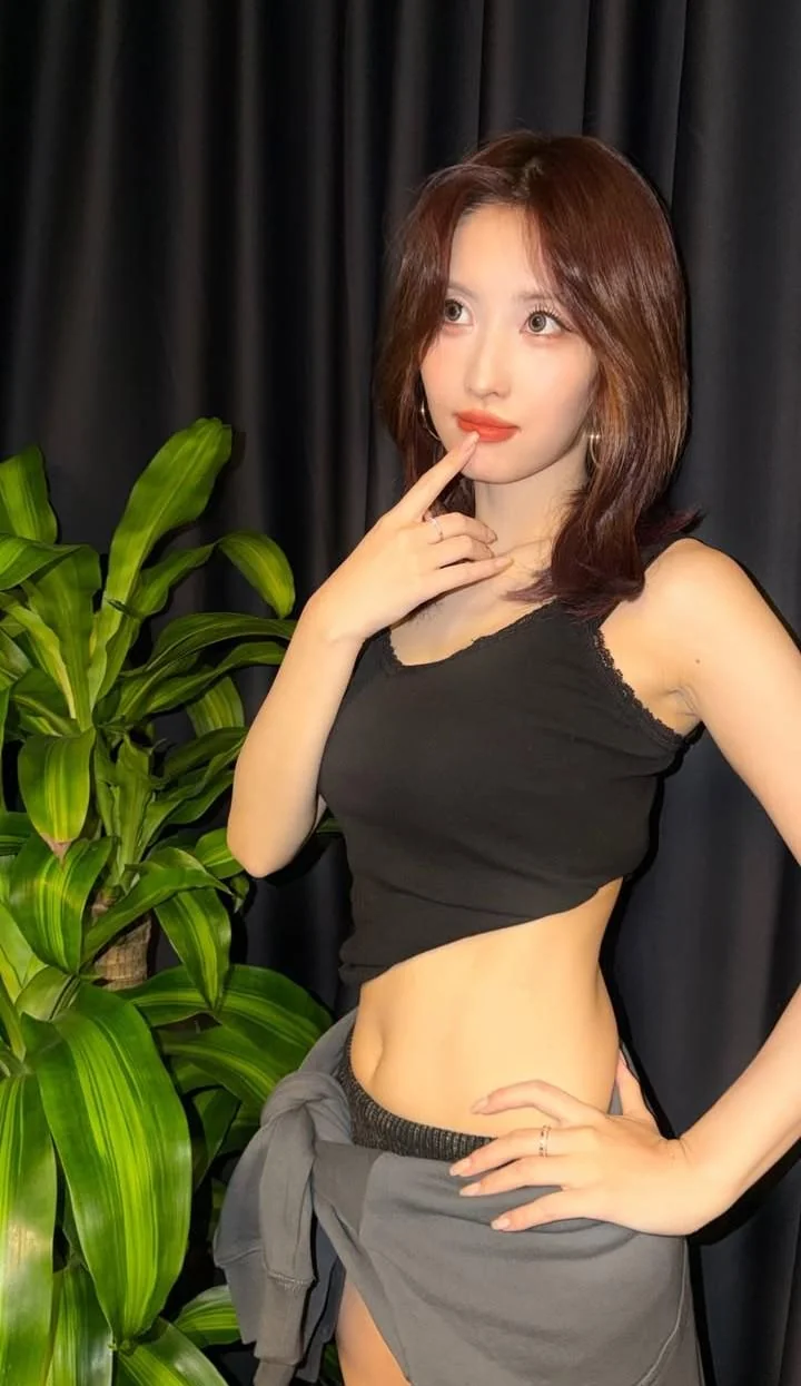 Twice - Momo picture 1 of 1