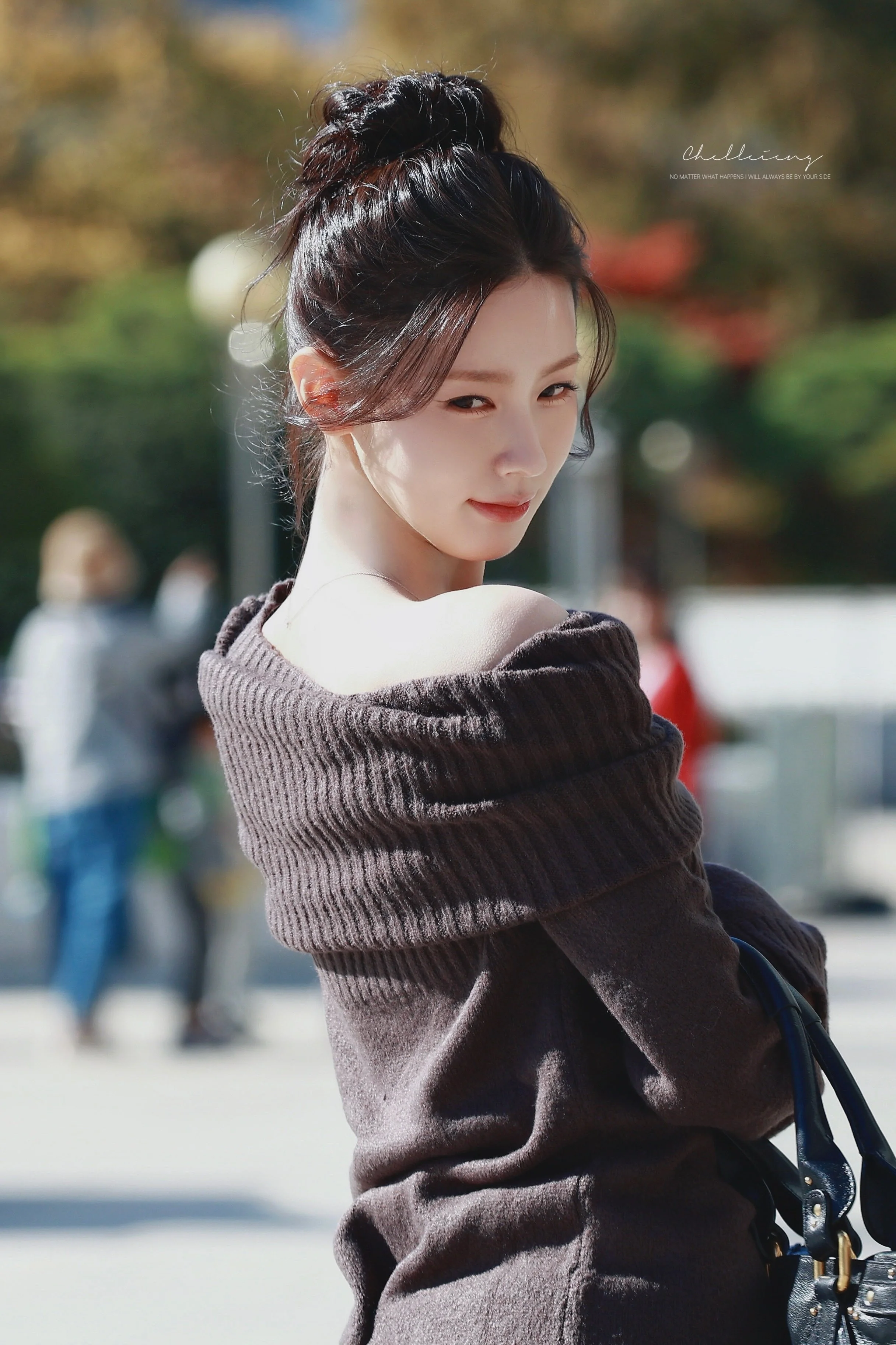 i-dle - Miyeon picture 2 of 3