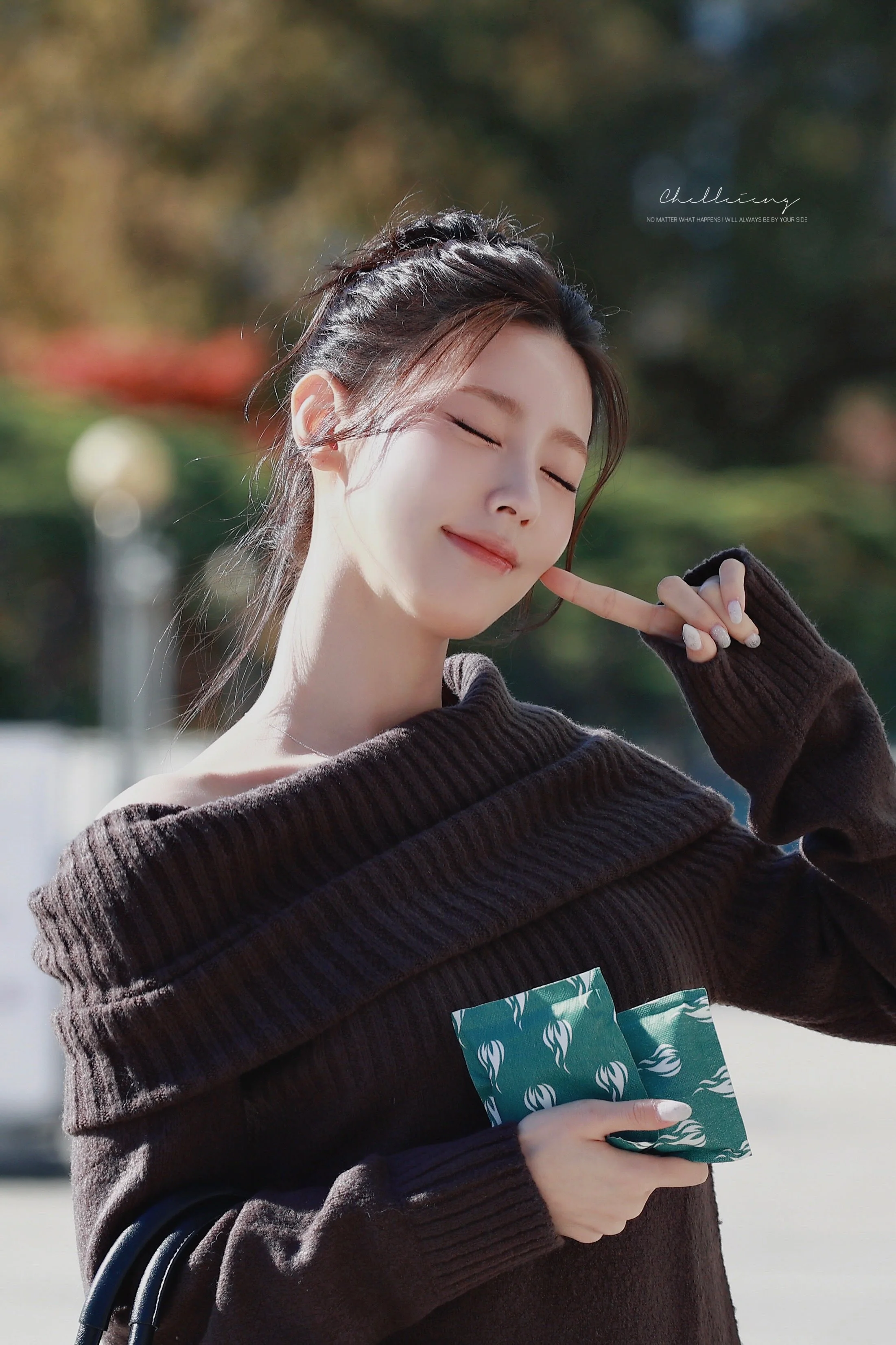 i-dle - Miyeon picture 3 of 3