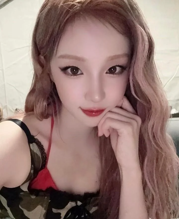 I-dle - Yuqi picture 1 of 2