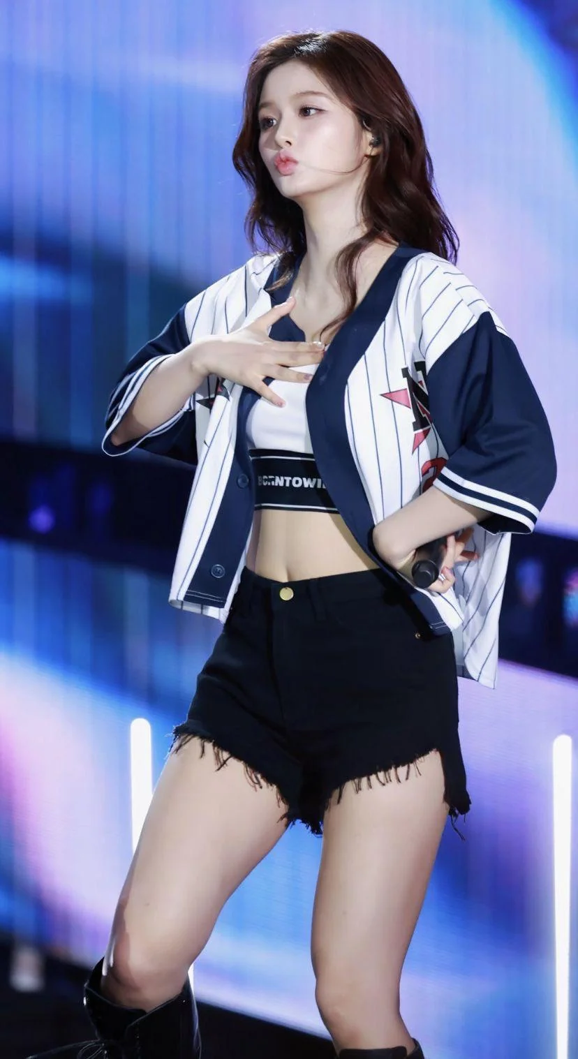 NMIXX Sullyoon picture 1 of 1