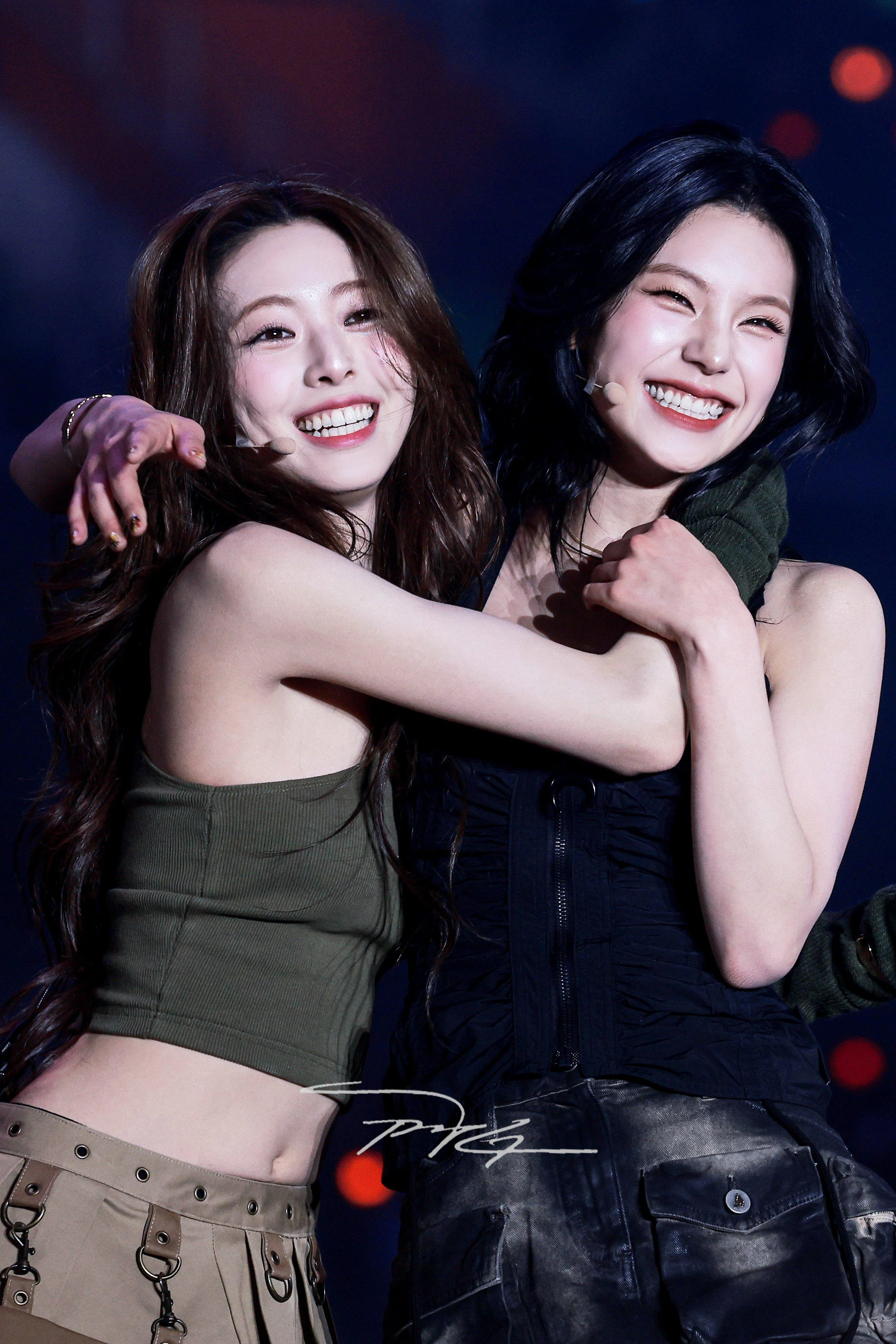 ITZY - Yuna and Yeji picture 1 of 1