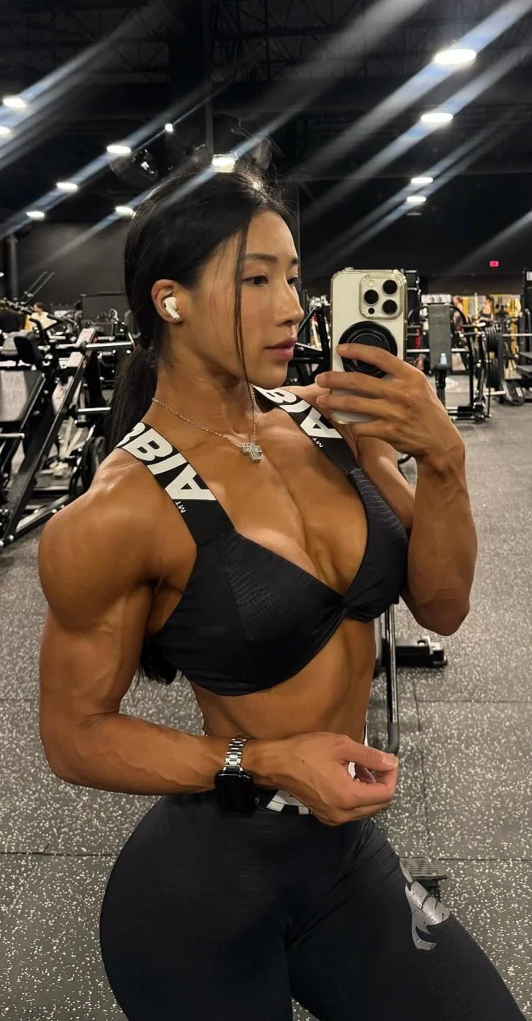 Sara Choi picture 2 of 8