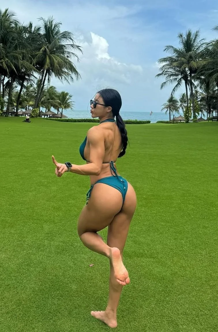 Sara Choi picture 6 of 8