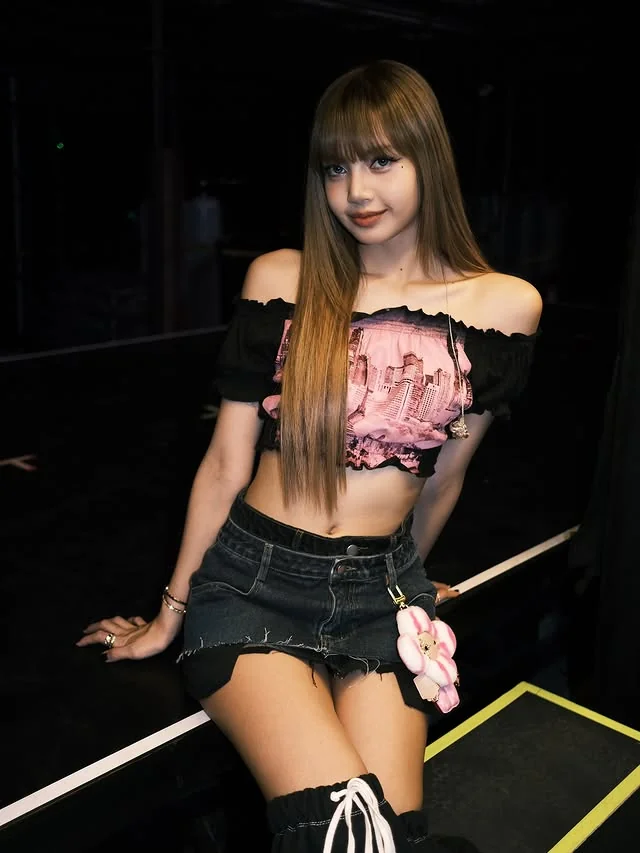 Blackpink Lisa picture 1 of 2