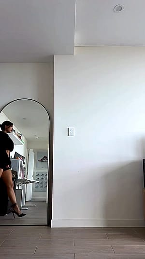 The glorious legs on Jennifer Chong'