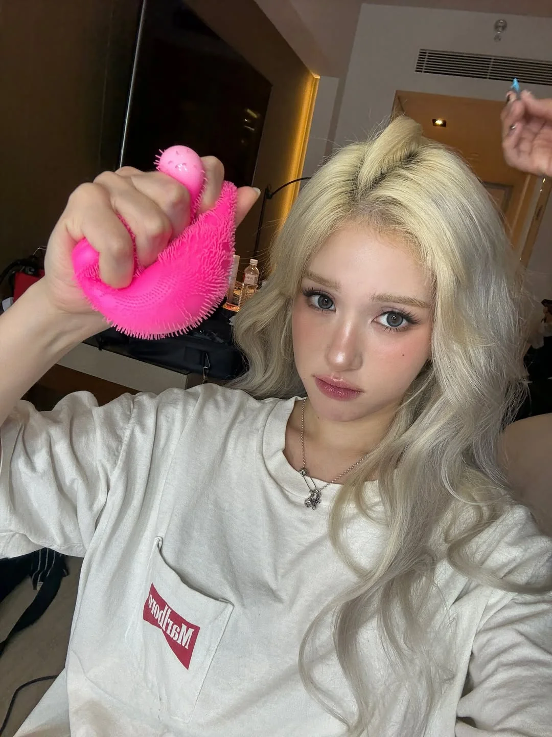 Jeon Somi picture 2 of 4