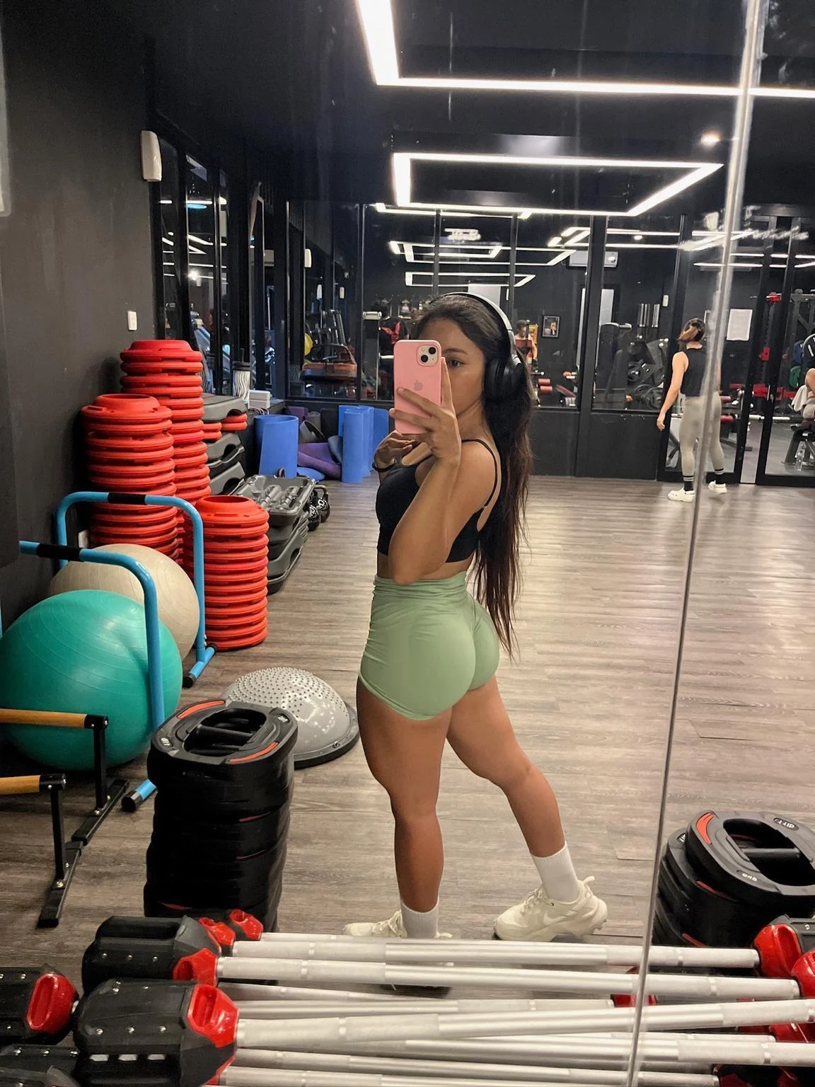 Mai Laine Gym mirror check picture 1 of 2