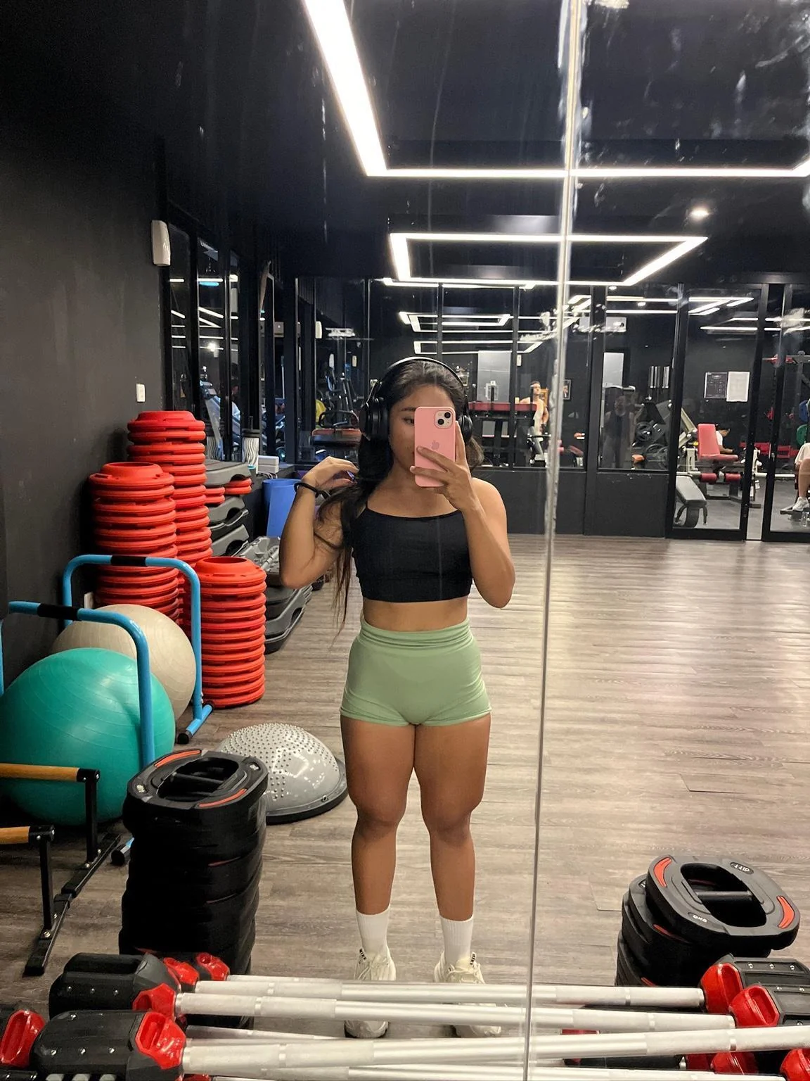 Mai Laine Gym mirror check picture 2 of 2