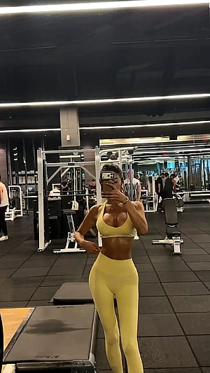 Jenn Lee (@jennleezy)'