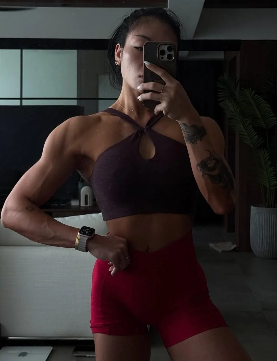 Amanda Lee picture 1 of 4