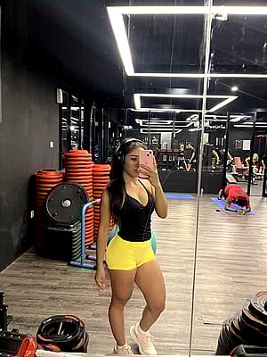 Feeling pumped in my new yellow shorts!'