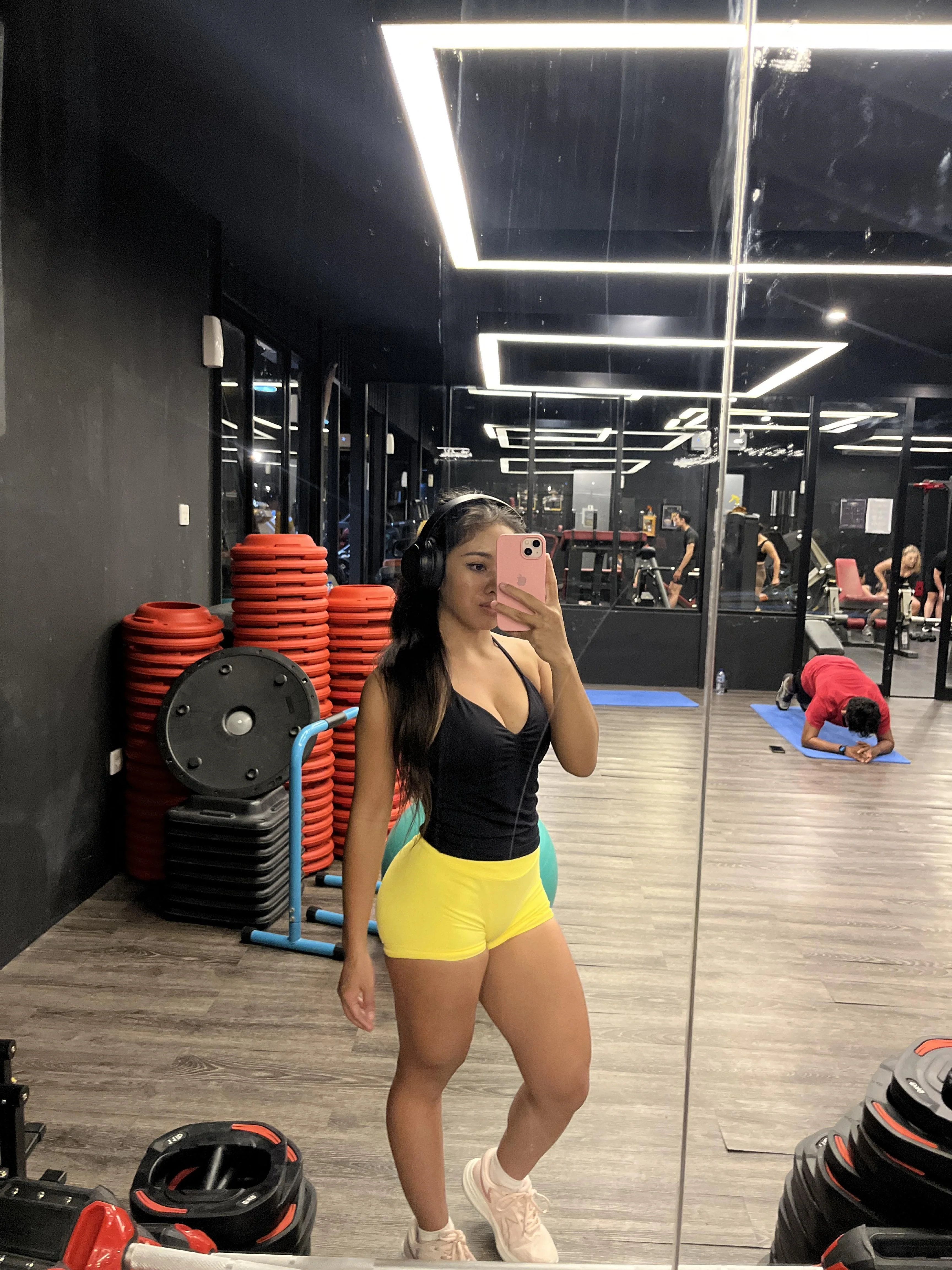 Feeling pumped in my new yellow shorts! picture 1 of 2