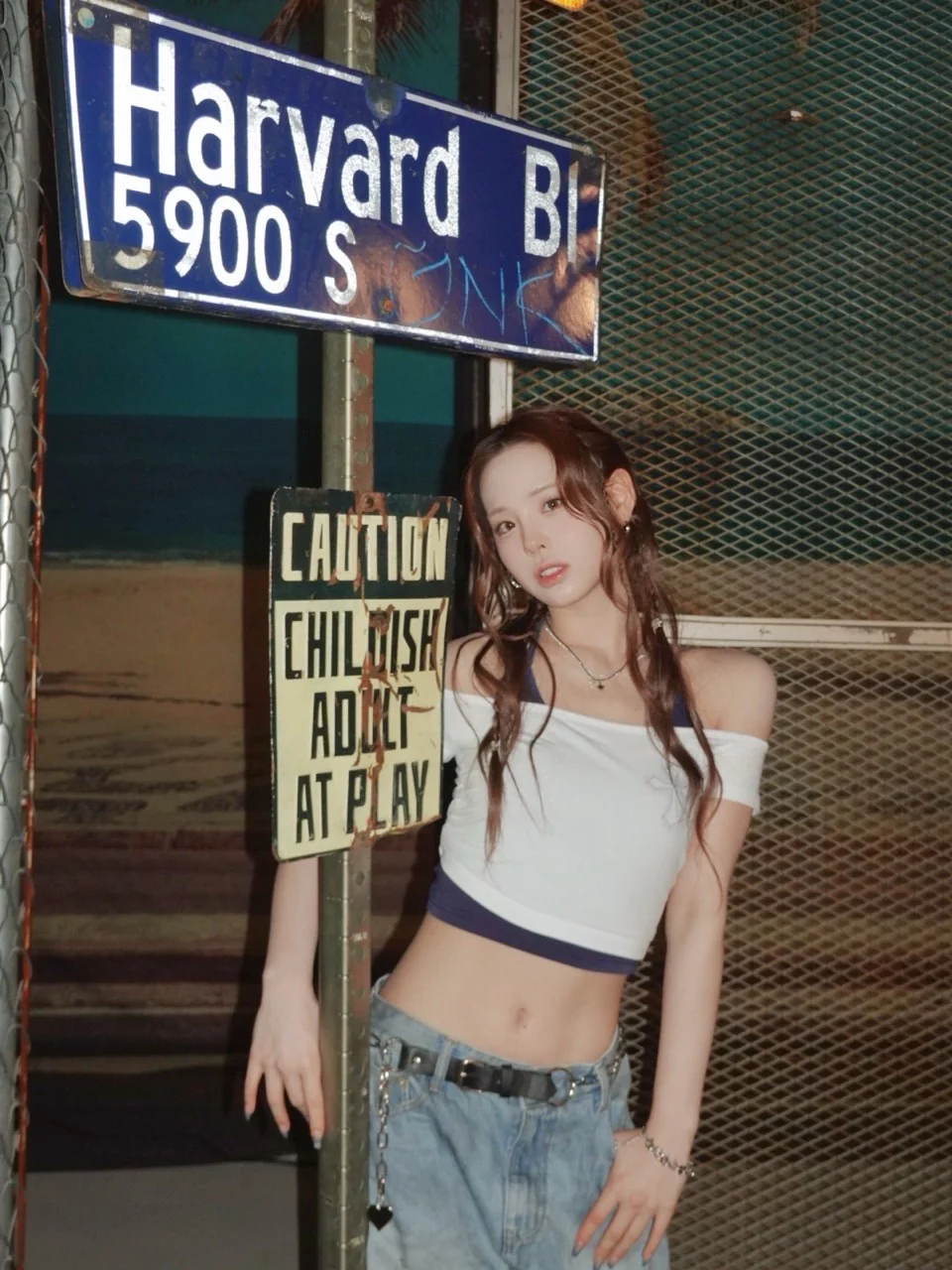 NiziU Mako picture 1 of 4