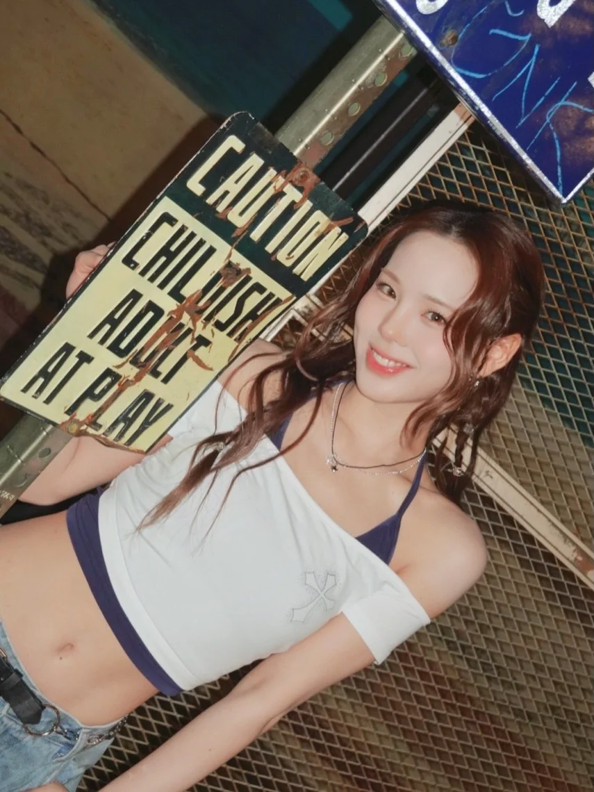 NiziU Mako picture 3 of 4