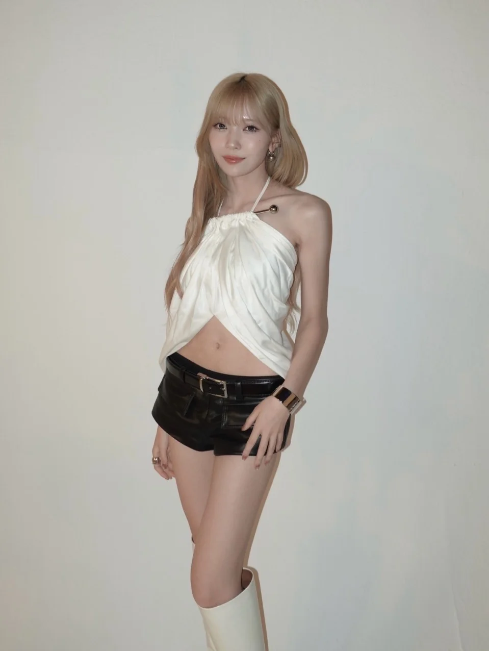 NiziU Mayuka picture 2 of 3