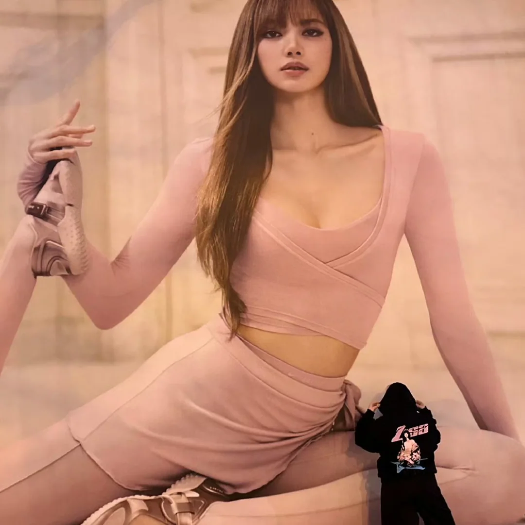 260205 LISA picture 1 of 2