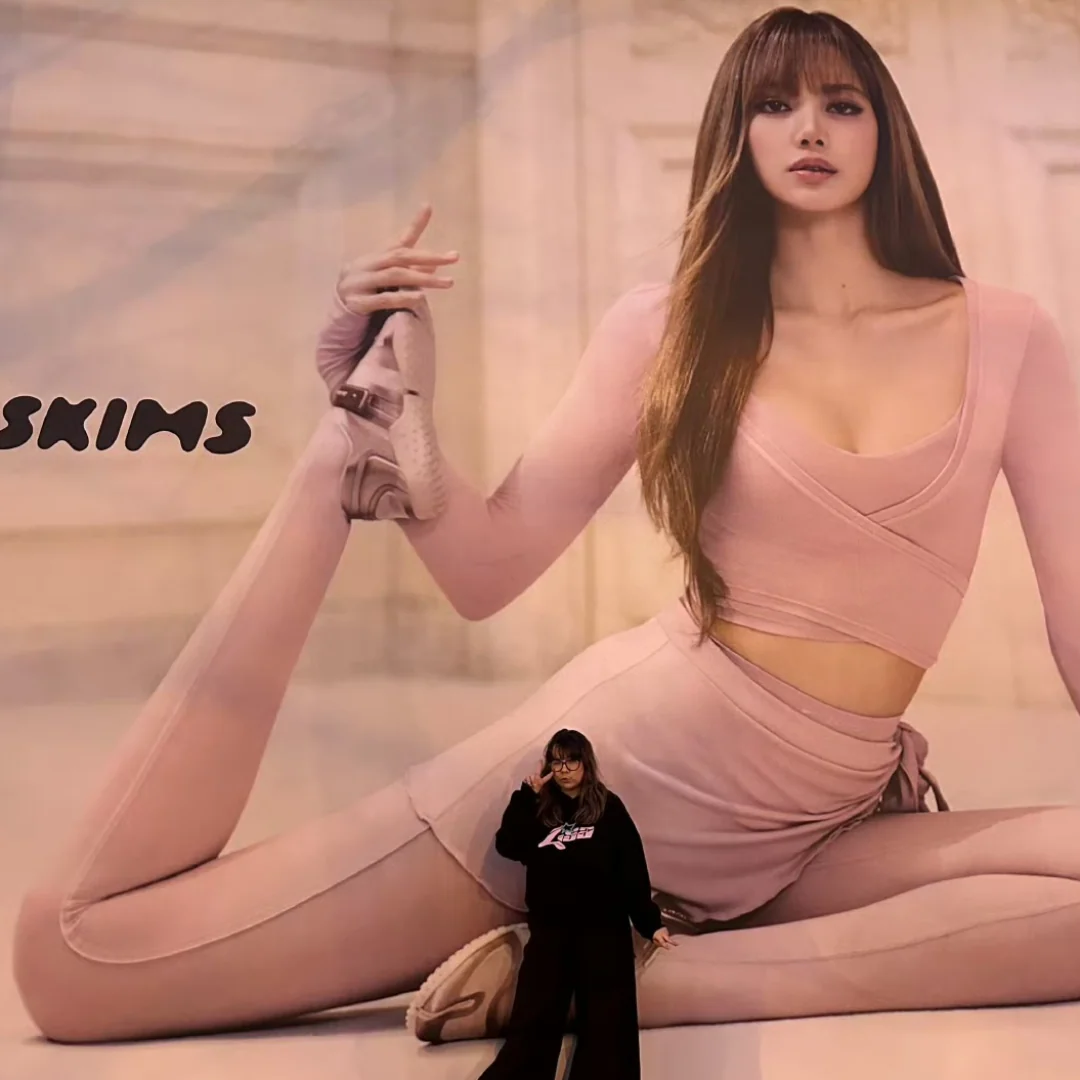 260205 LISA picture 2 of 2