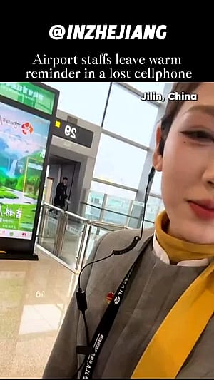 airport staff leaves warn reminder in a lost cellphone'