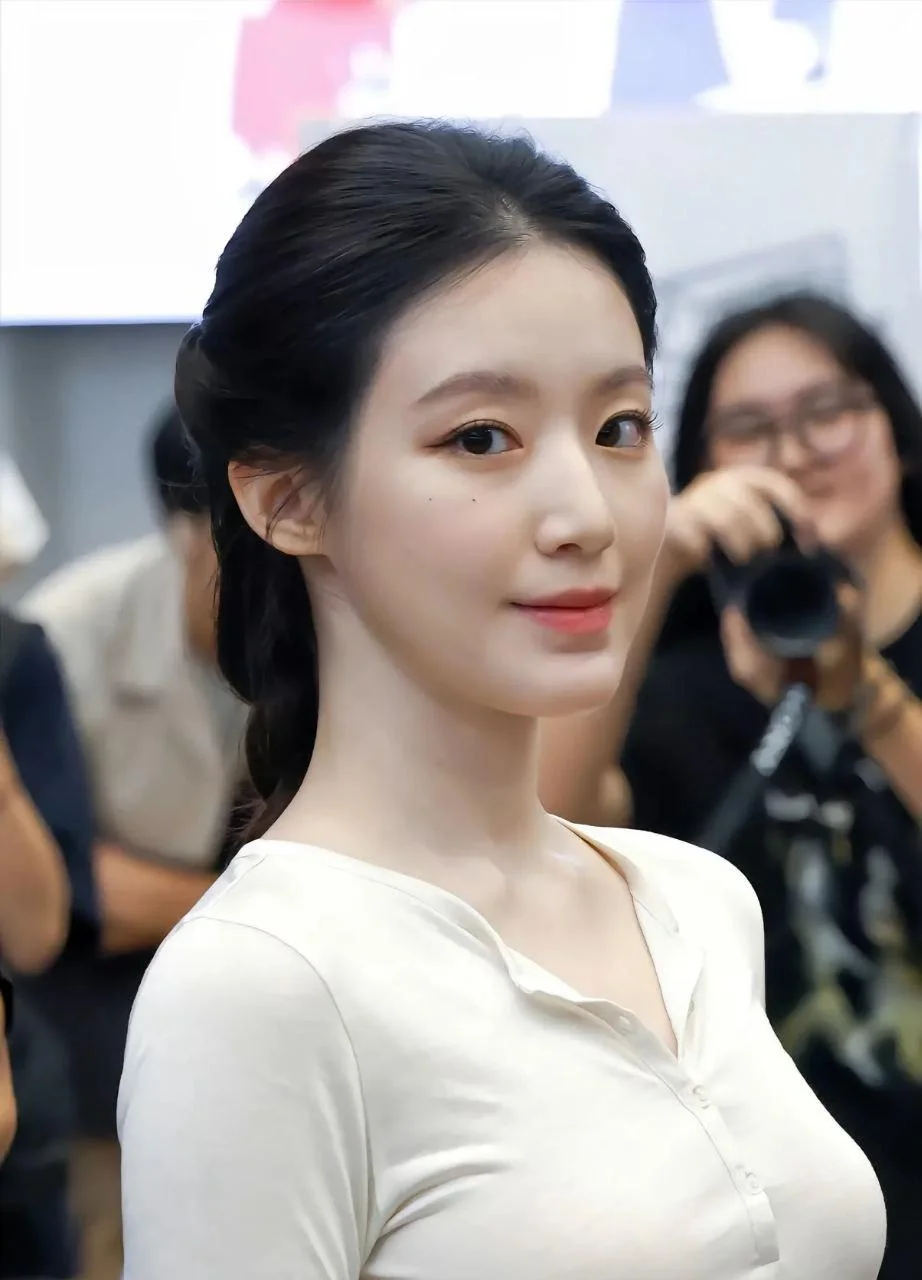 She’s calm and confident simple but very captivating picture 1 of 1