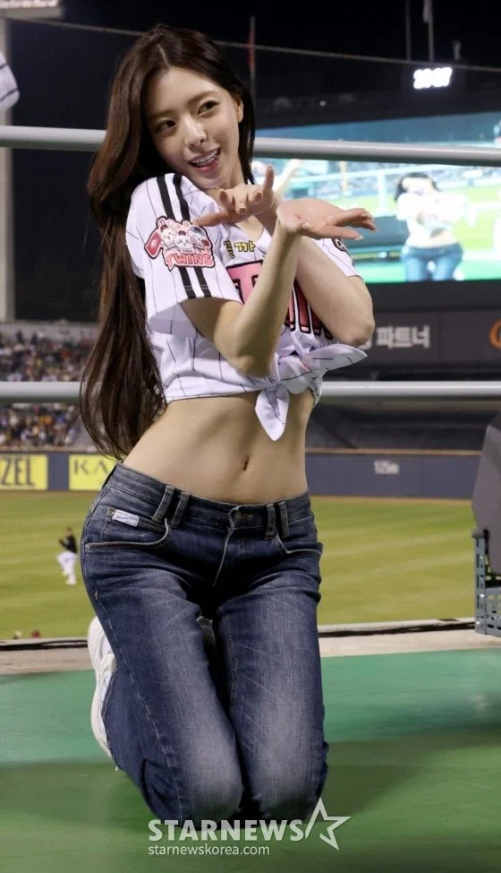 ITZY Yuna picture 1 of 3