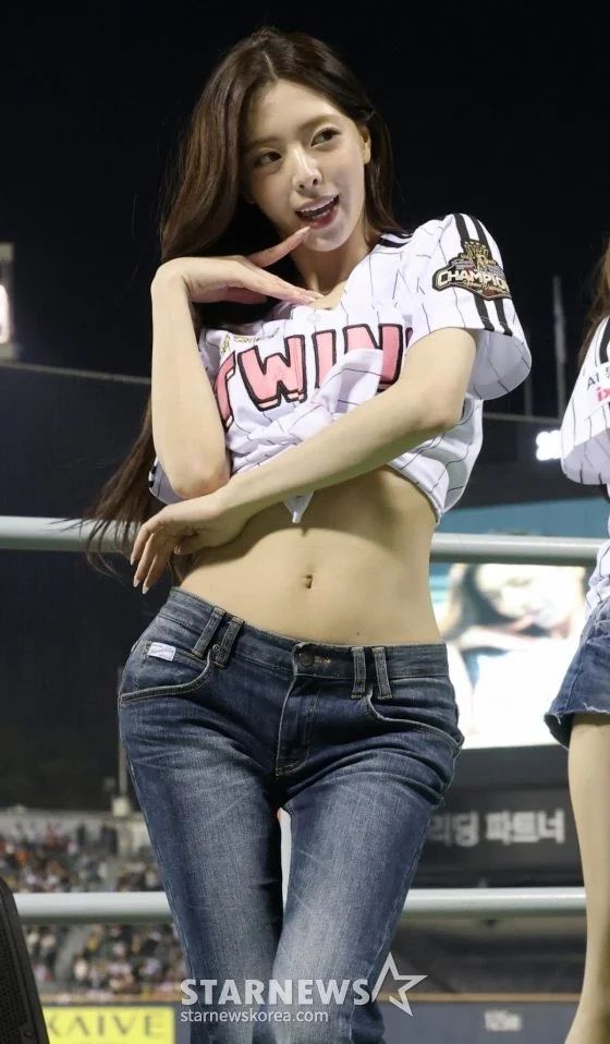 ITZY Yuna picture 2 of 3