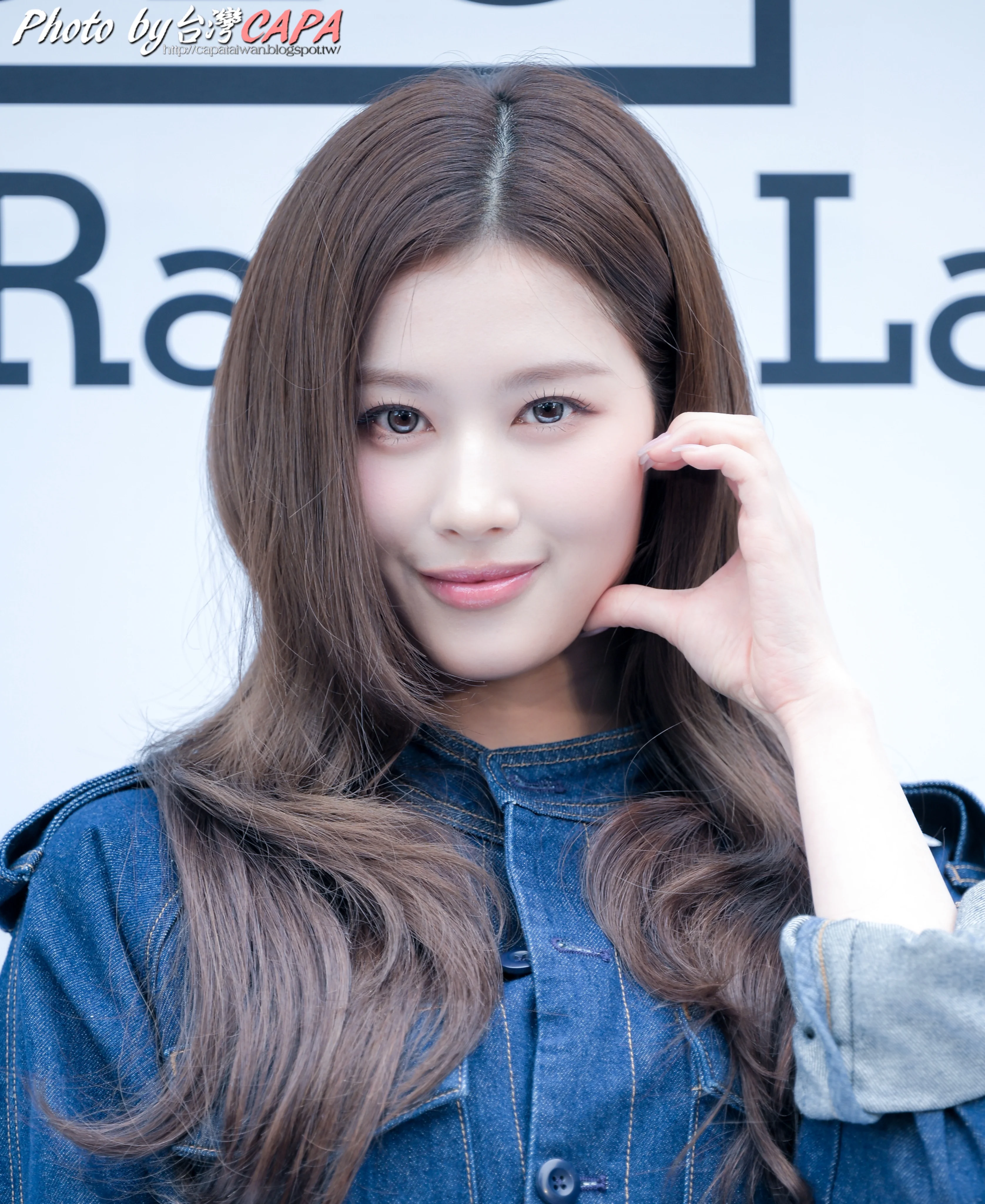 Sana (TWICE) picture 2 of 4