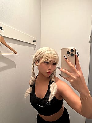 Fitting room selfies'