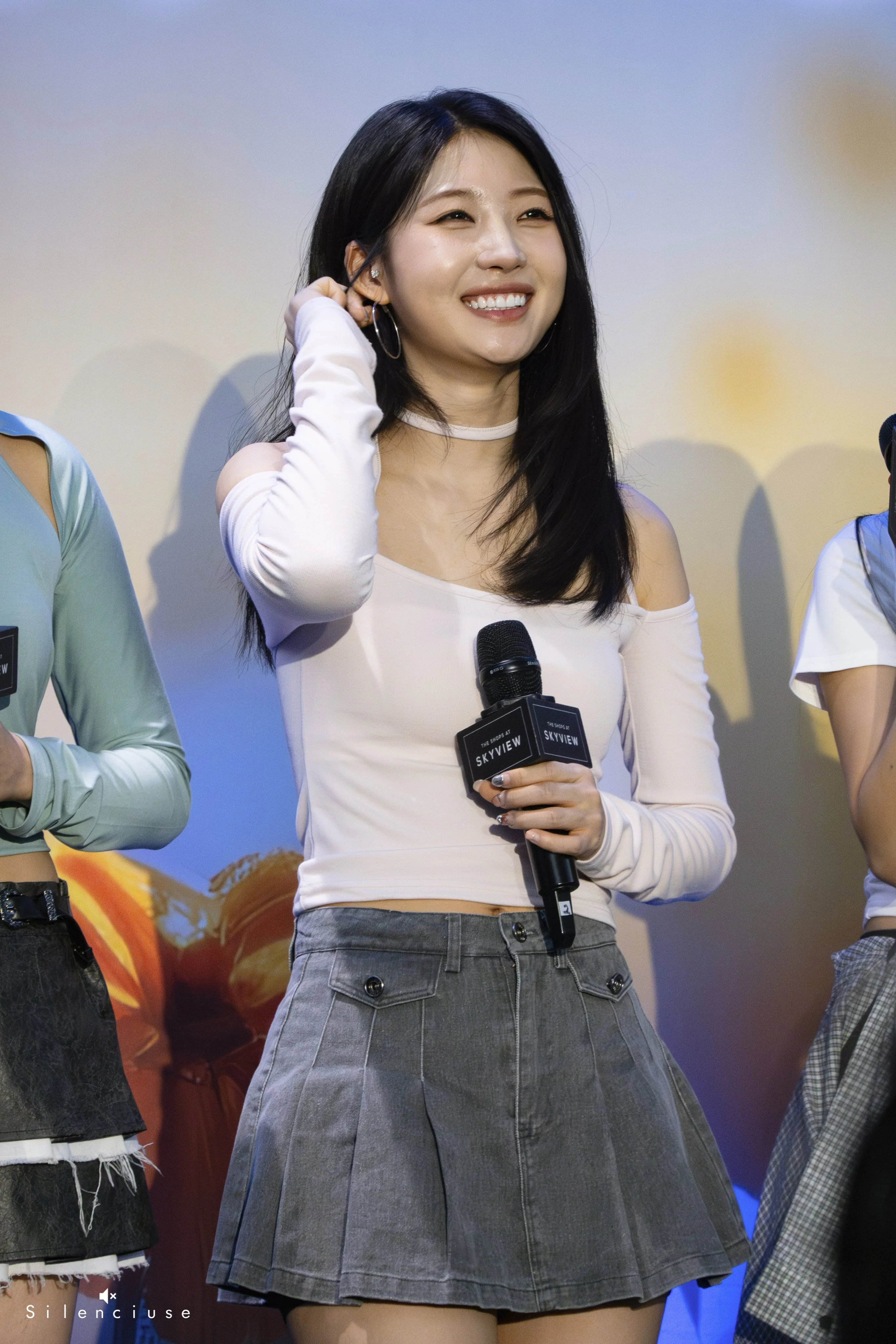 EVERGLOW Sihyeon picture 1 of 2