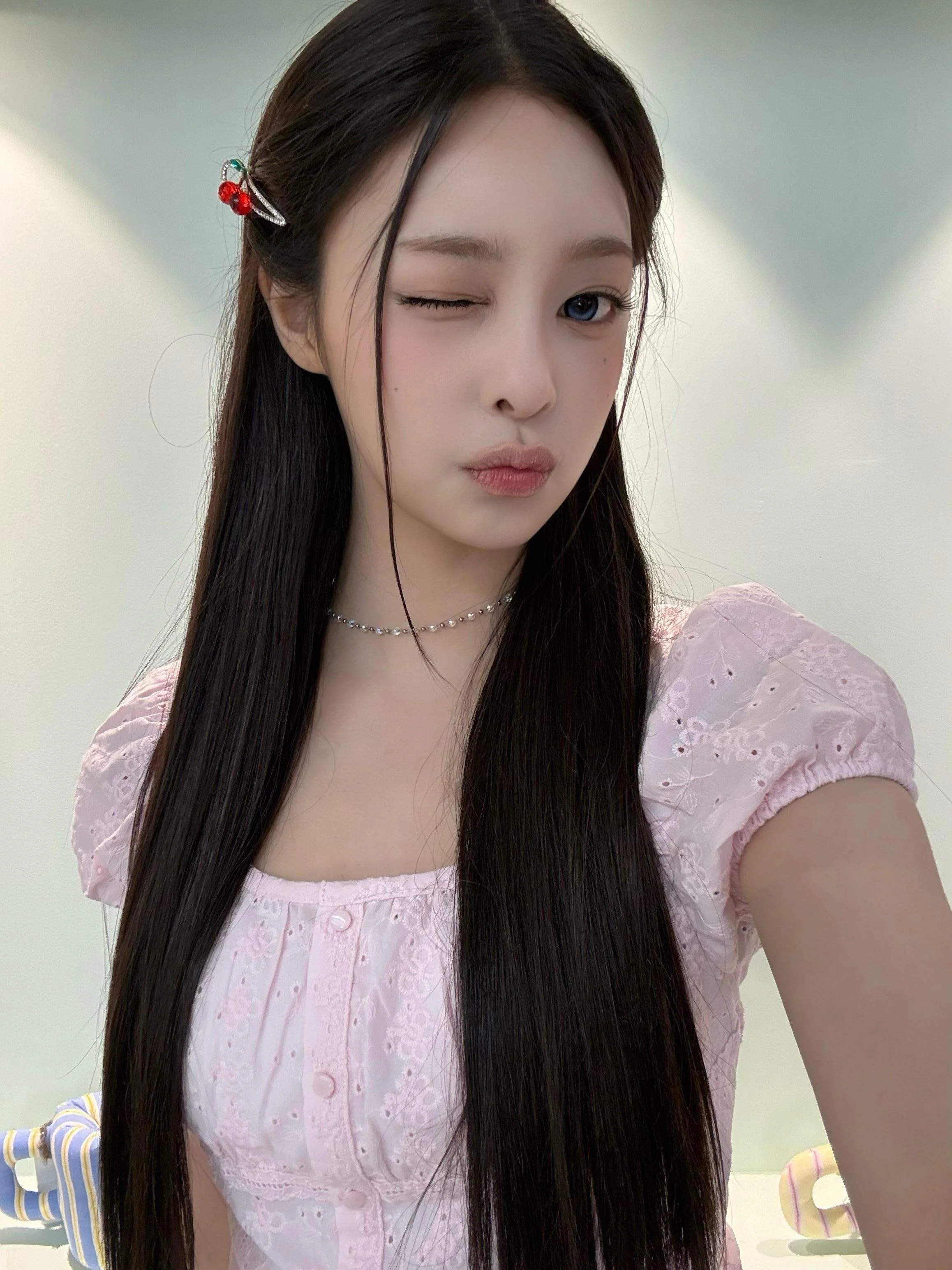 AtHeart - Nahyun picture 1 of 3