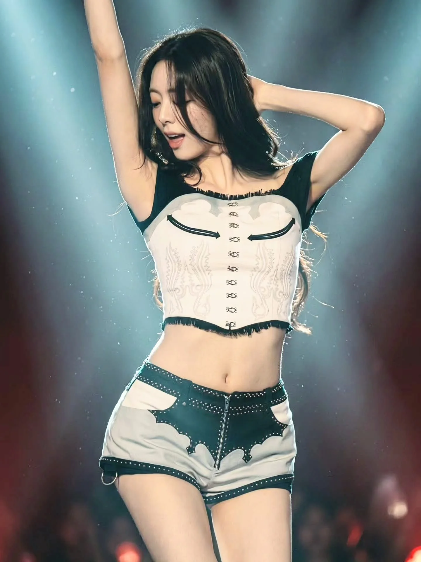 ITZY Yuna picture 1 of 4