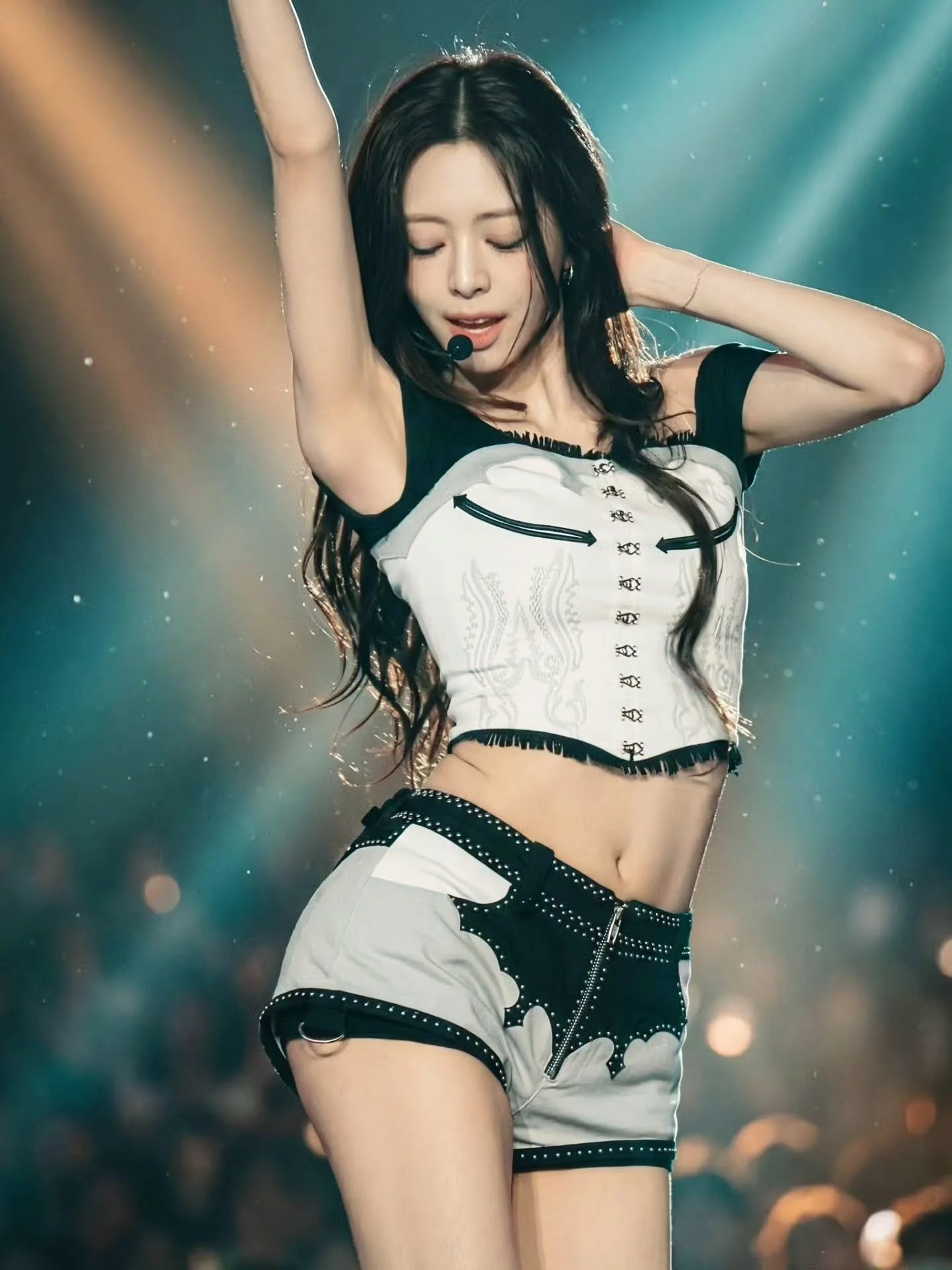 ITZY Yuna picture 2 of 4